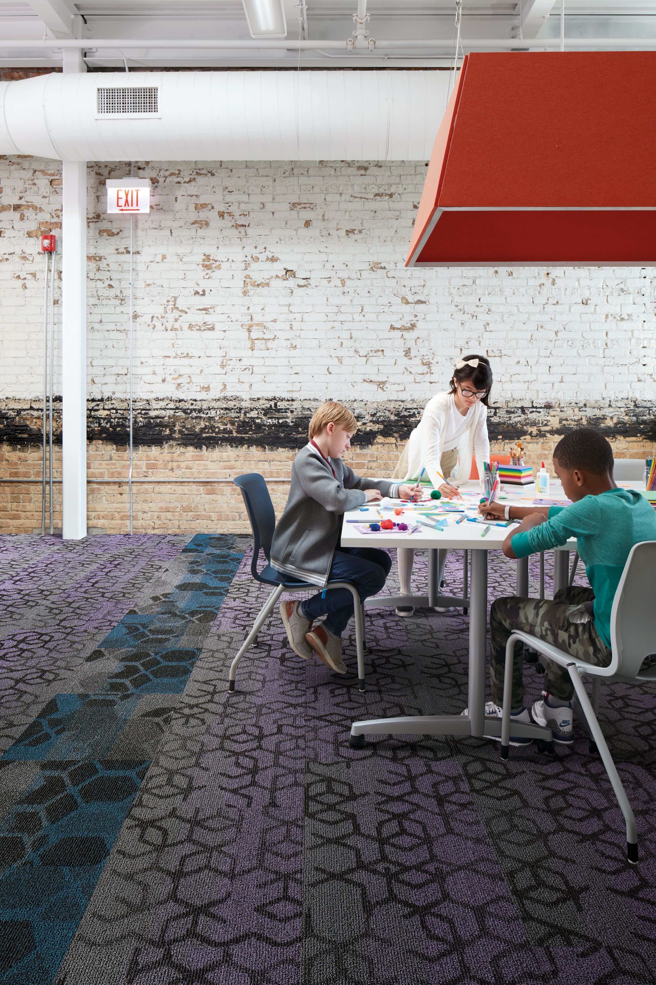 Interface Honey Do carpet tile with children playing and working at common table imagen número 9